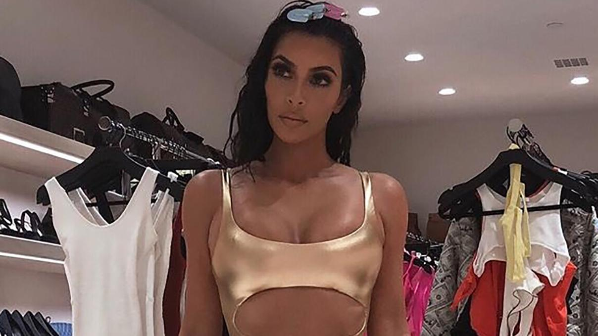 Ким Кардашян засветила формы в золотистом платье: сексуальное фото