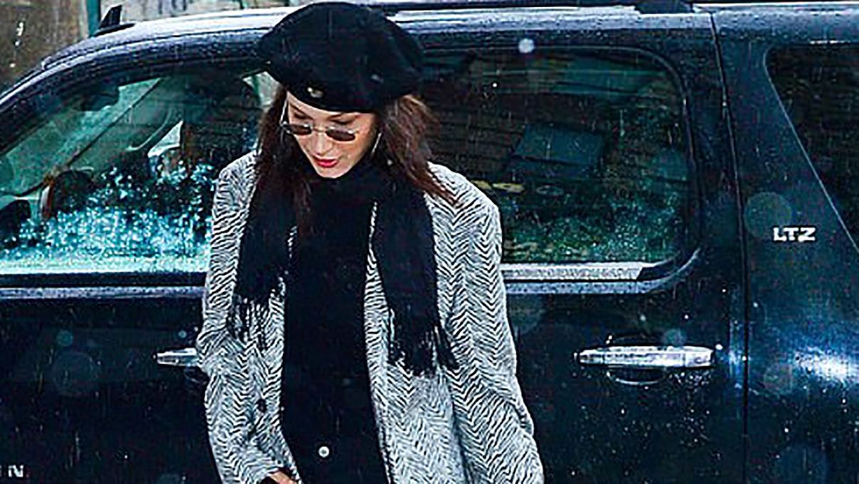 Белла Хадид очаровала французским образом на улицах Нью-Йорка: стильные фото Белла Хадид очаровала французским образом на улицах Нью-Йорка: стильные фото