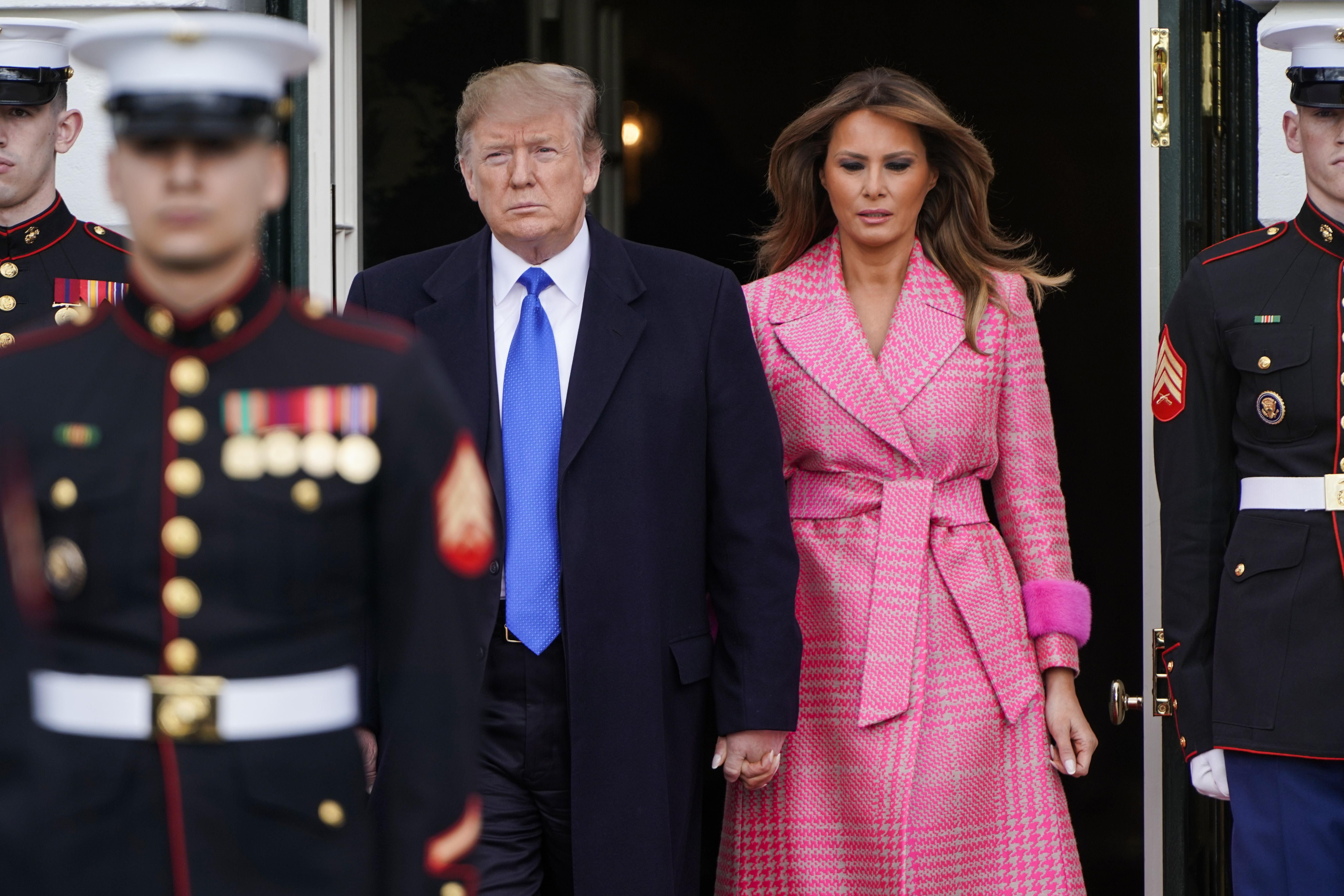Перша Барбі країни: Меланія Трамп в рожевому пальто на офіційному заході