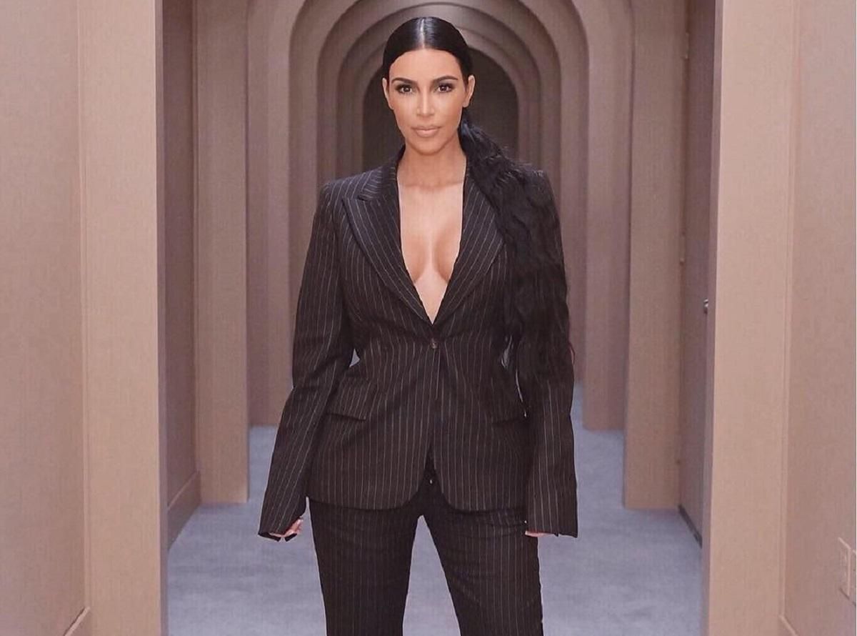 Жакет на голое тело: как звезды превращают скромный наряд в соблазнительный образ Жакет на голое тело: как звезды превращают скромный наряд в соблазнительный образ