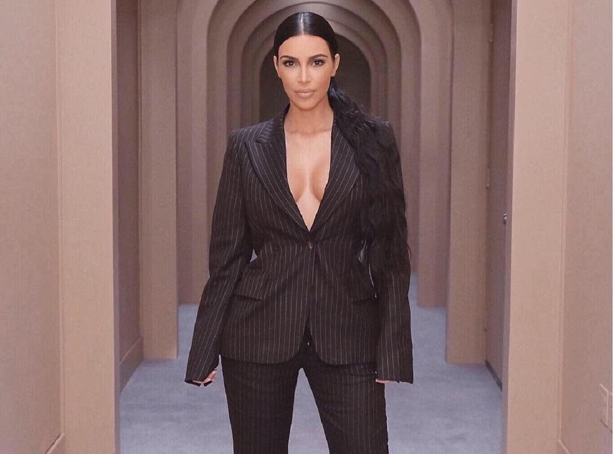 Жакет на голое тело: как звезды превращают скромный наряд в соблазнительный образ