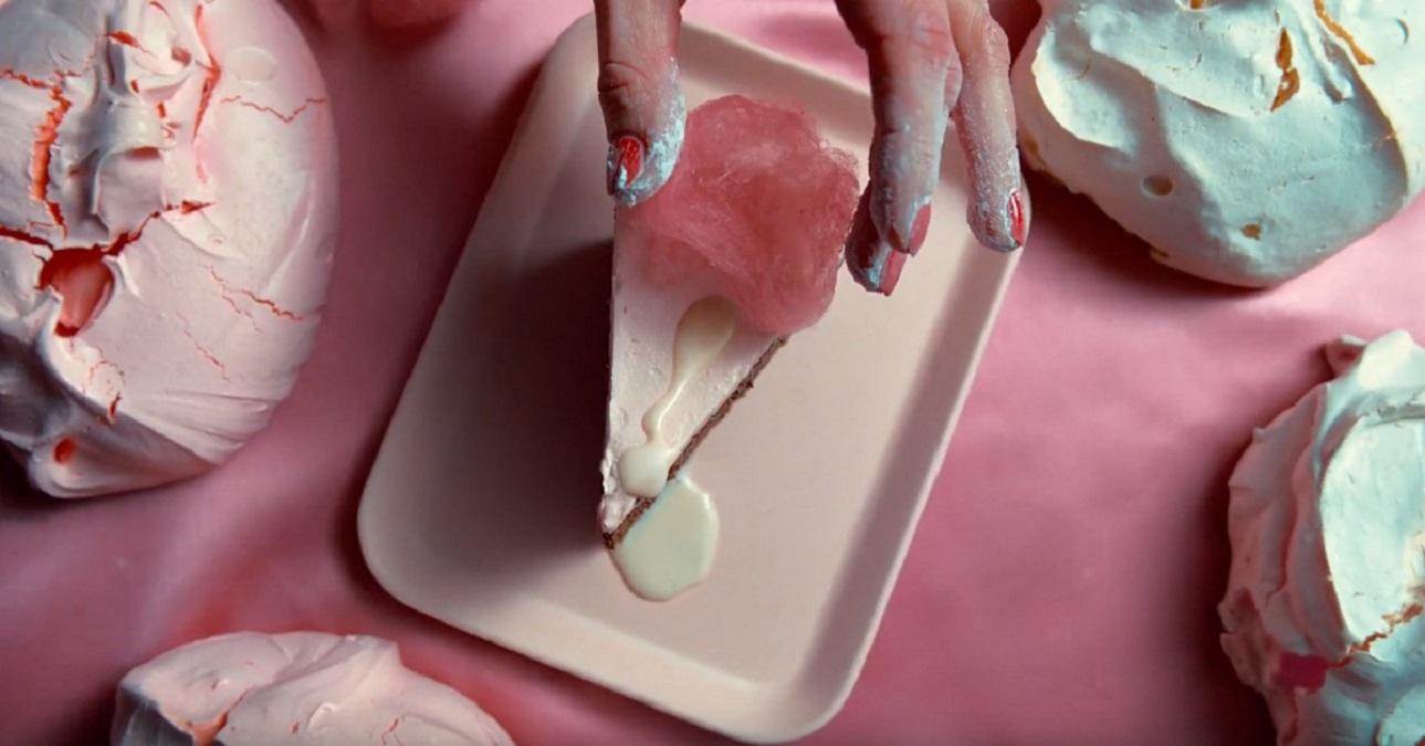 Секс-шоп снял эротическую рекламу с едой: видео 18+