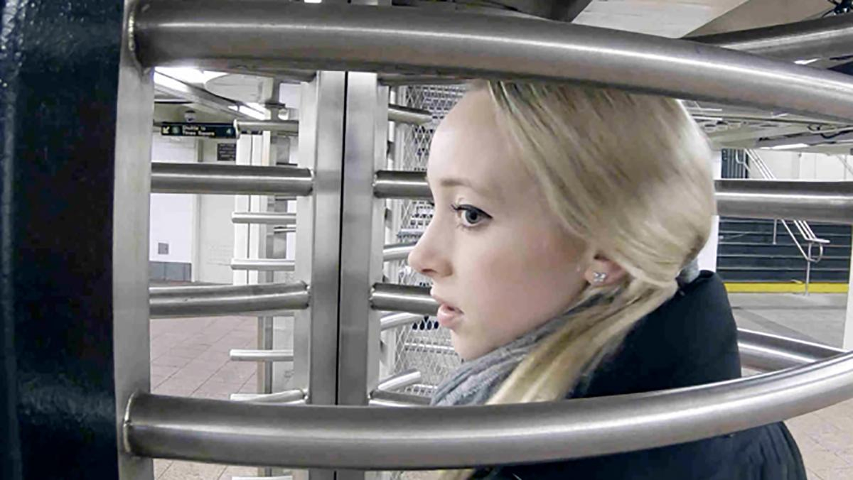 Чувствовать себя как животное в клетке: в Нью-Йорке закрыли людей в турникетах метро