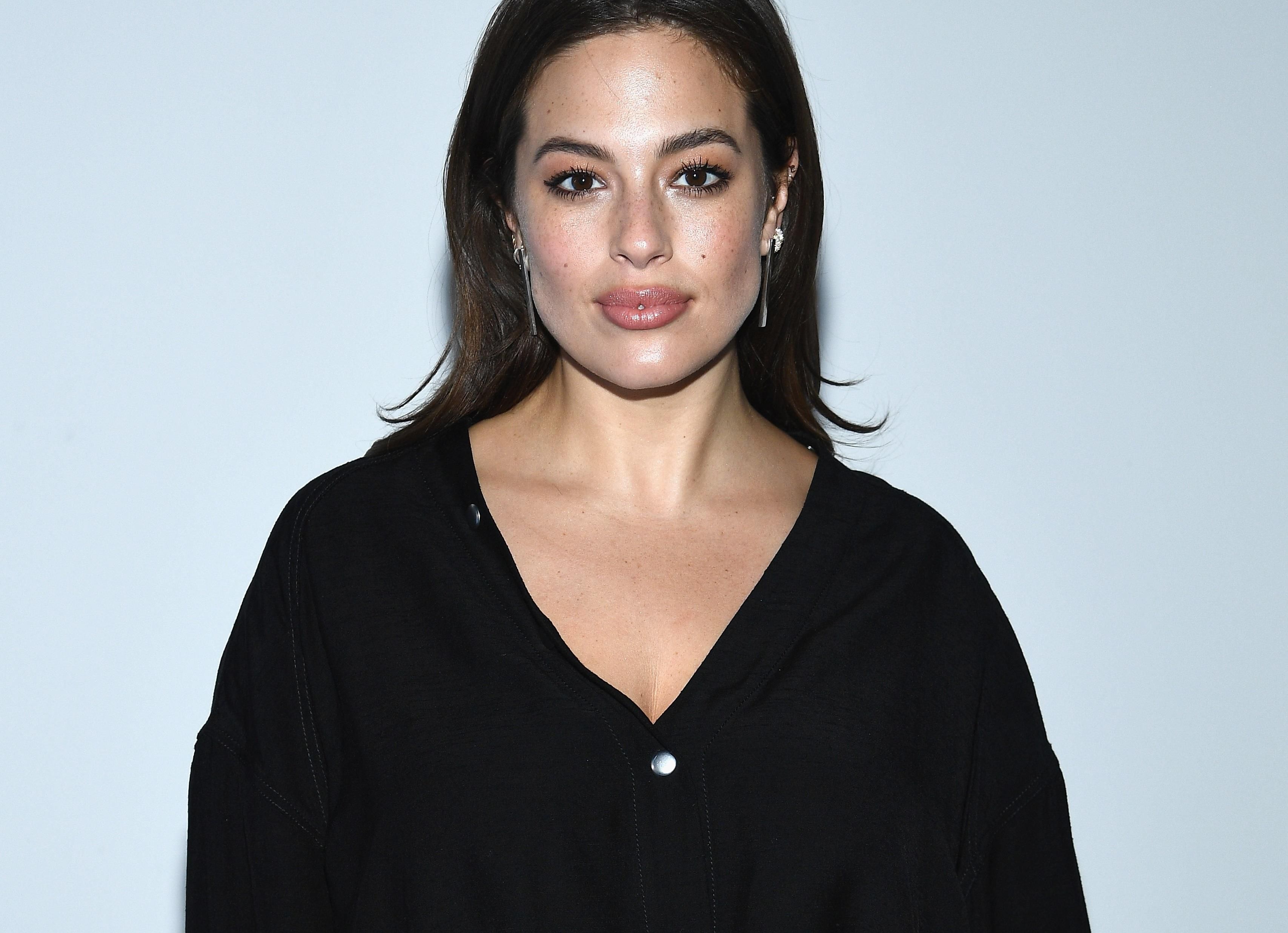 В короткой блузке и виниловых штанах: пышнотелая Эшли Грэм показала стильный образ В короткой блузке и виниловых штанах: пышнотелая Эшли Грэм показала стильный образ