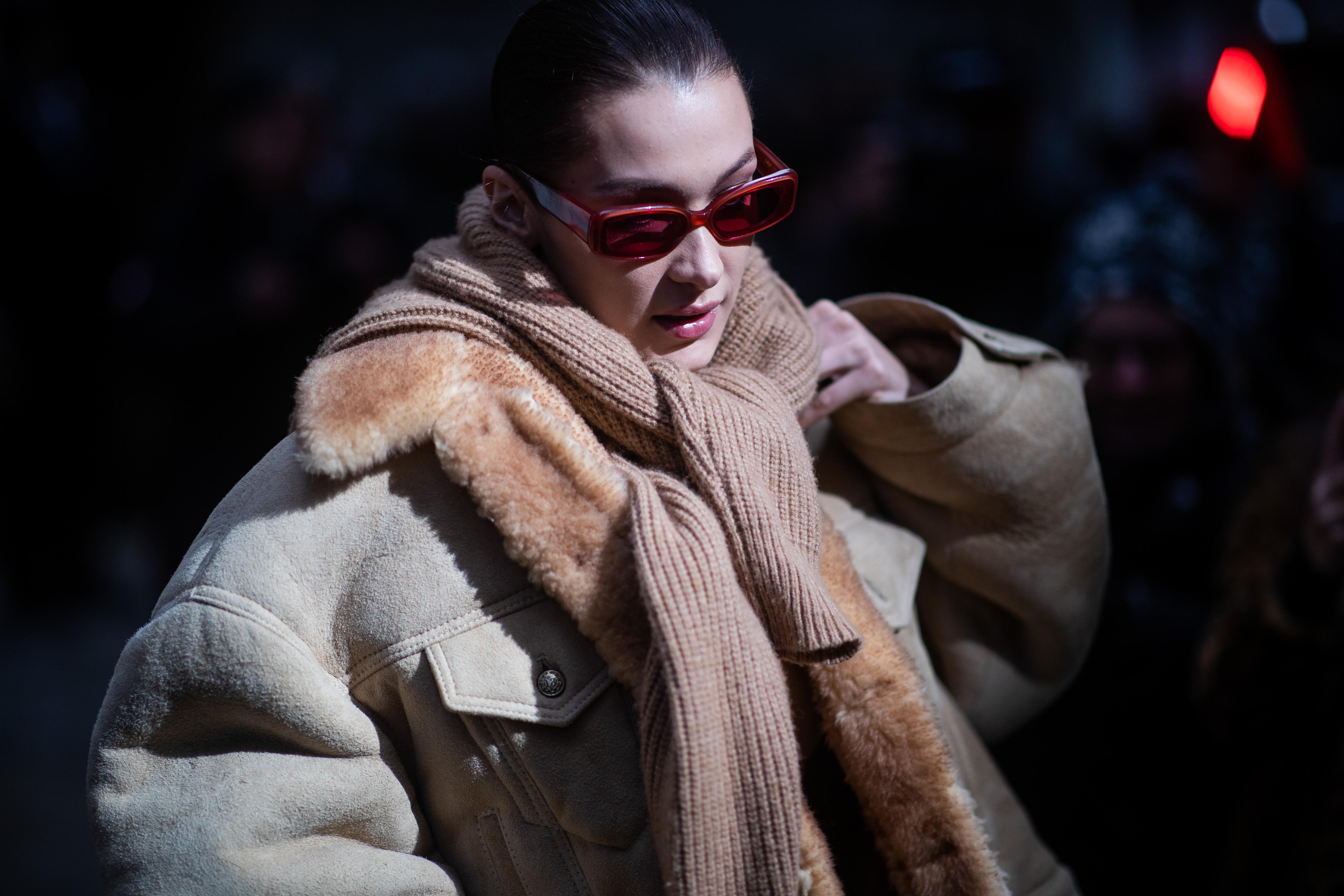 Необычный способ носить свитер: пример супермодели Беллы Хадид