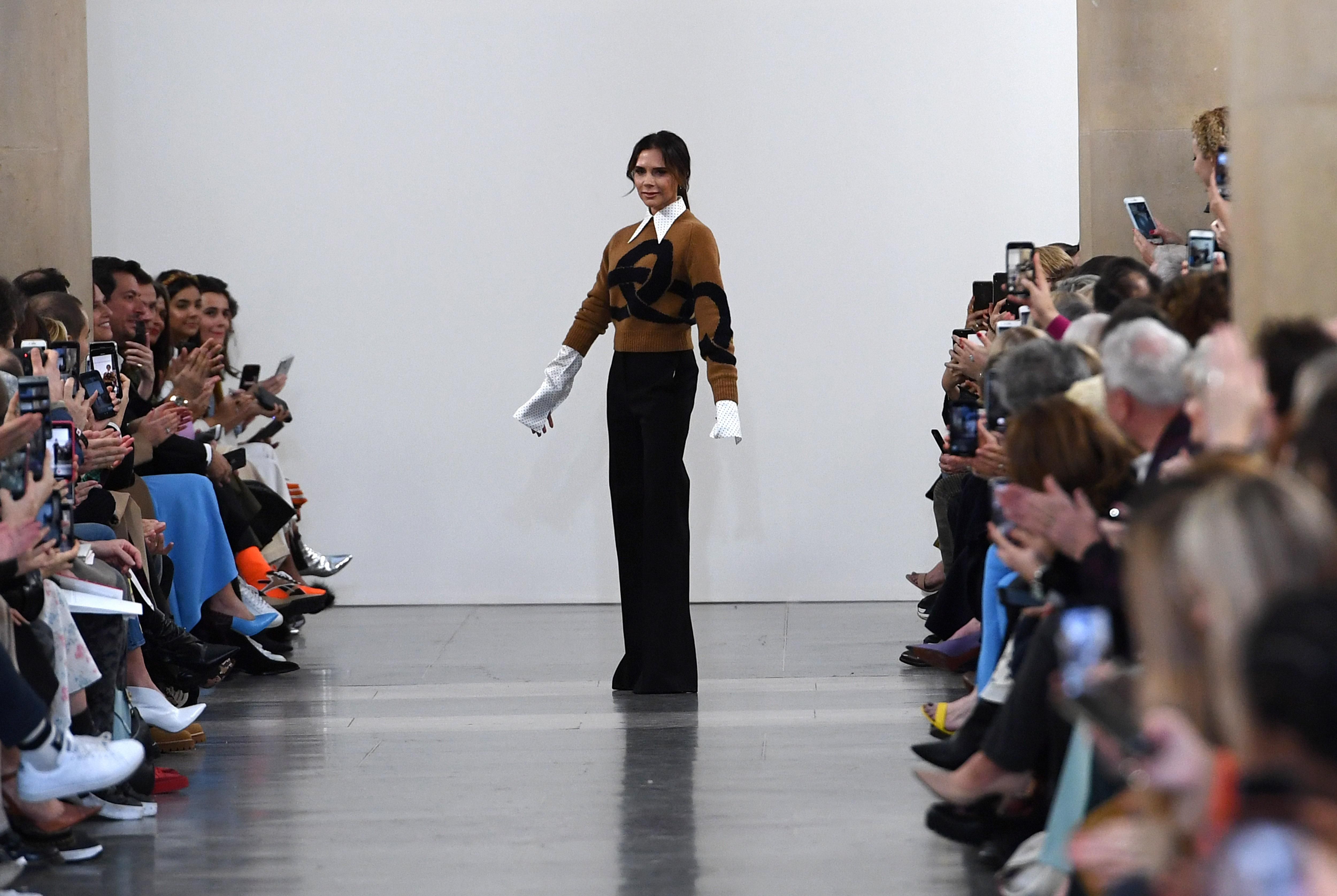 Девід Бехем разом з дітьми підтримав Вікторію на показі у Лондоні: фото Девід Бехем разом з дітьми підтримав Вікторію на показі у Лондоні: фото