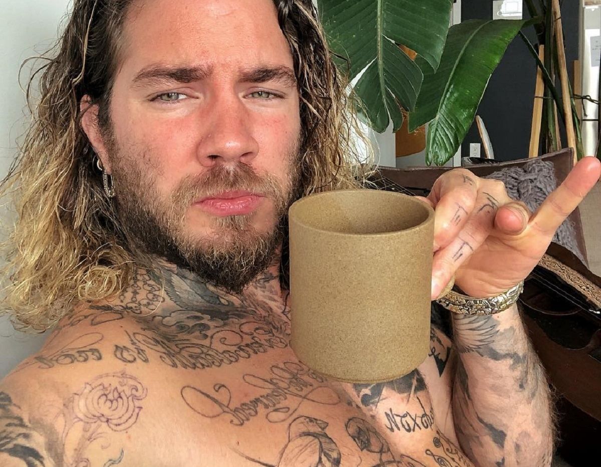 Життя троянди: тату-майстер зробив серію татуювань 70 людям – відео Життя троянди: тату-майстер зробив серію татуювань 70 людям – відео