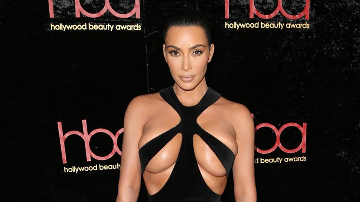 Ким Кардашян обнажила пышную грудь в провокационном платье: 18+