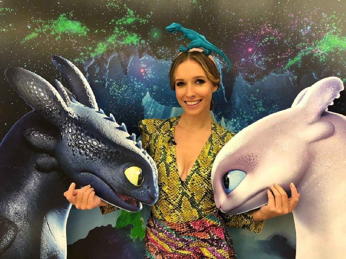 Шляпа с драконом и змеиный принт: Катя Осадчая показала яркий образ