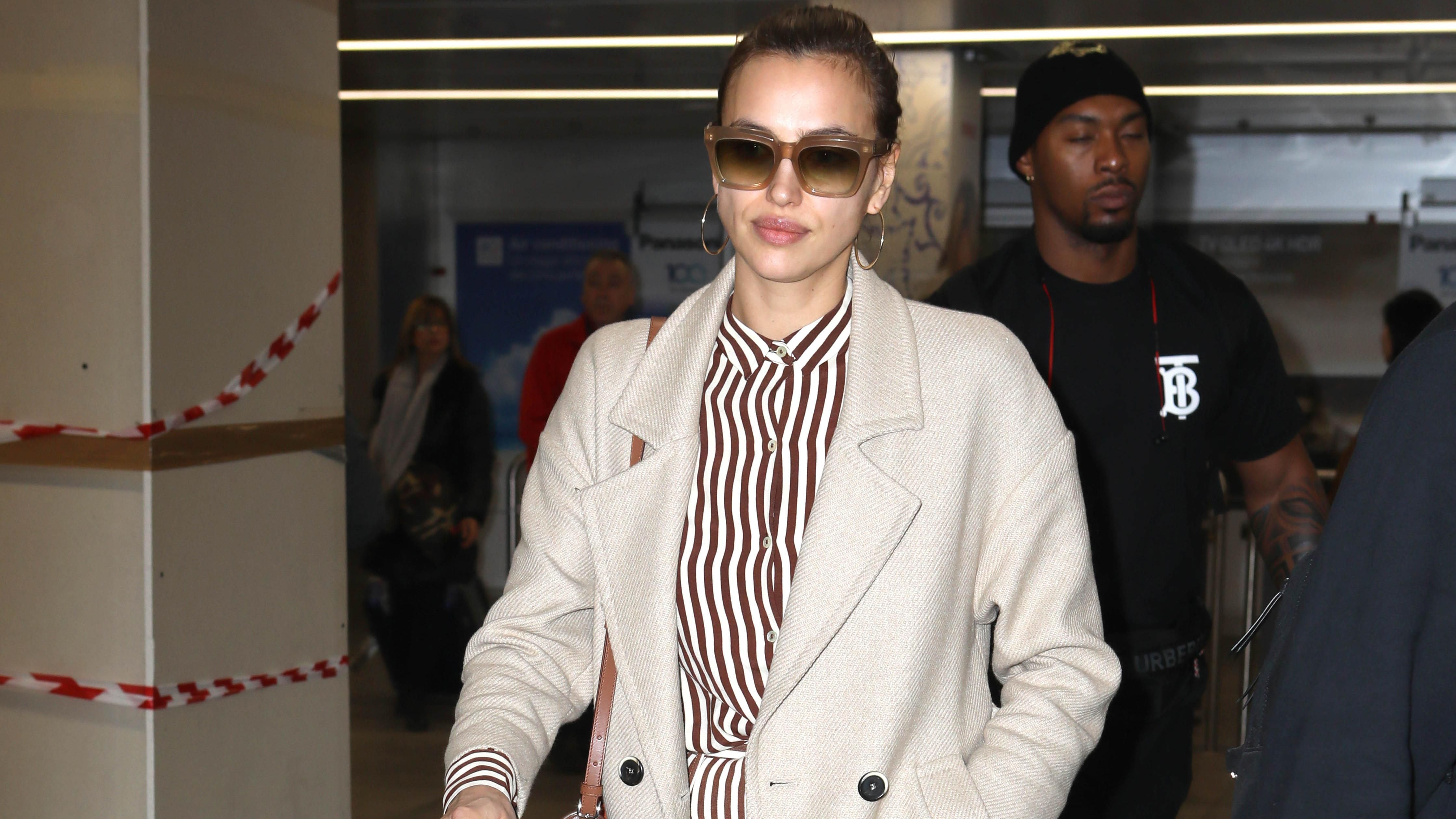 Летний комбинезон, бежевое пальто и сумка от Gucci: Ирина Шейк поразила стильным образом Летний комбинезон, бежевое пальто и сумка от Gucci: Ирина Шейк поразила стильным образом