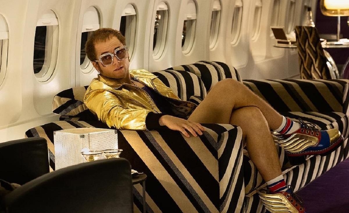 Тэрон Эджертон перепел Элтона Джона в фильме "Рокетмен": первый постер и трейлер Тэрон Эджертон перепел Элтона Джона в фильме "Рокетмен": первый постер и трейлер