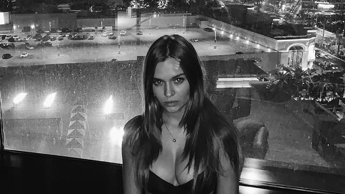 Жозефин Скривер позировала в белье на фоне ночного города: горячее фото