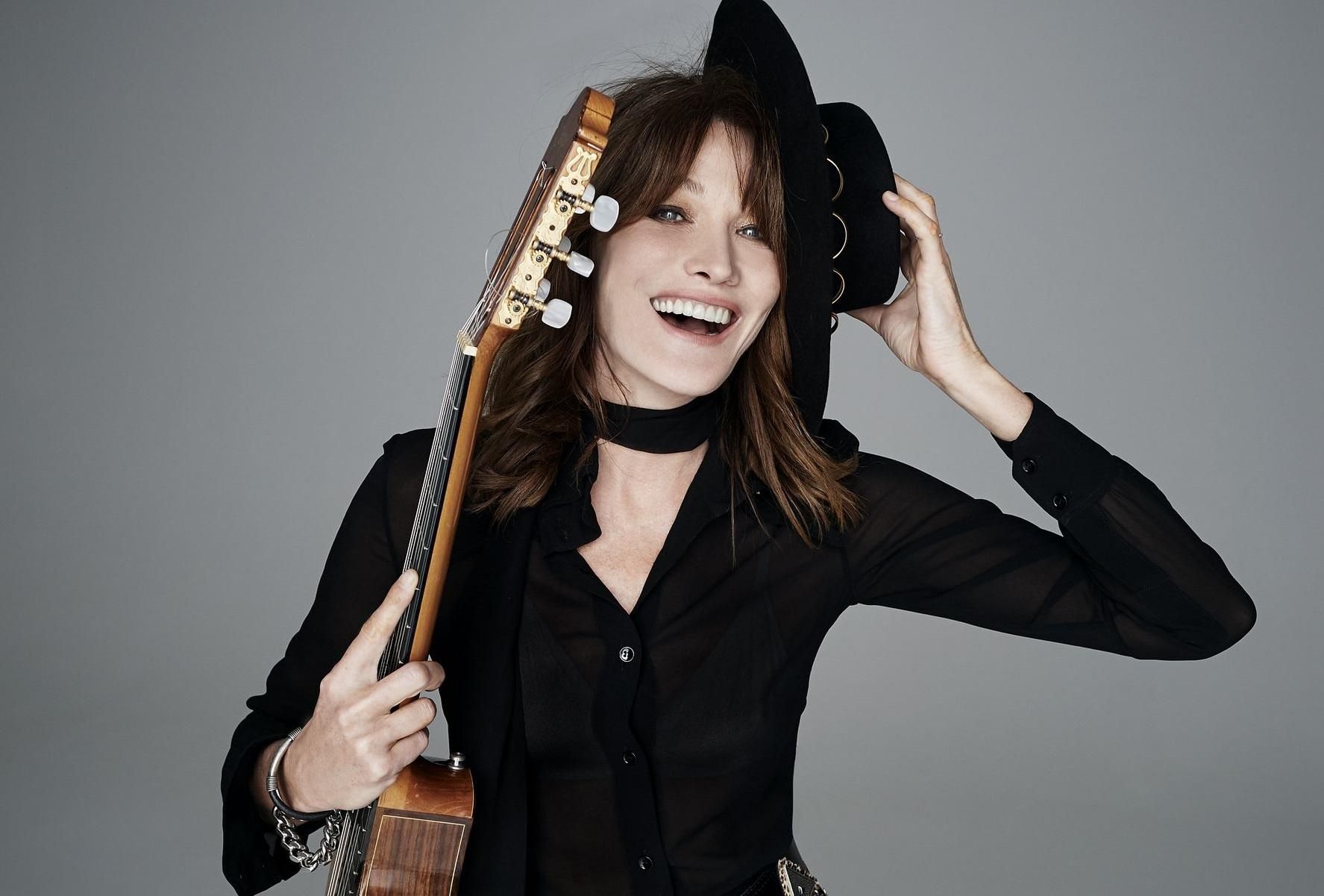 Карла Бруні знялася у романтичній зйомці для журналу Elle: фото Карла Бруні знялася у романтичній зйомці для журналу Elle: фото