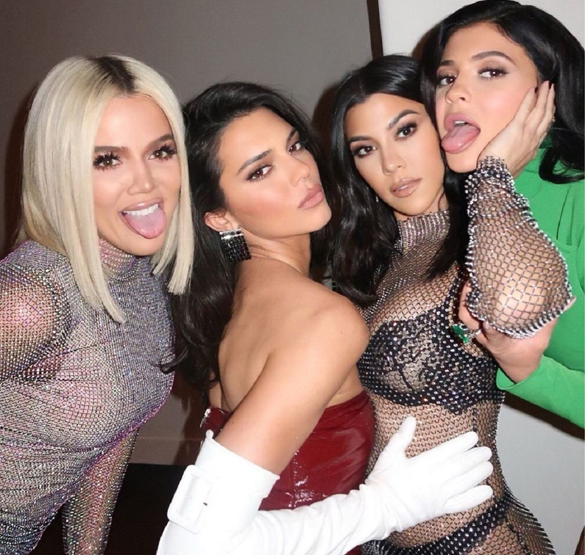 Сестры Кардашян снялись полуобнаженными в откровенной фотосессии