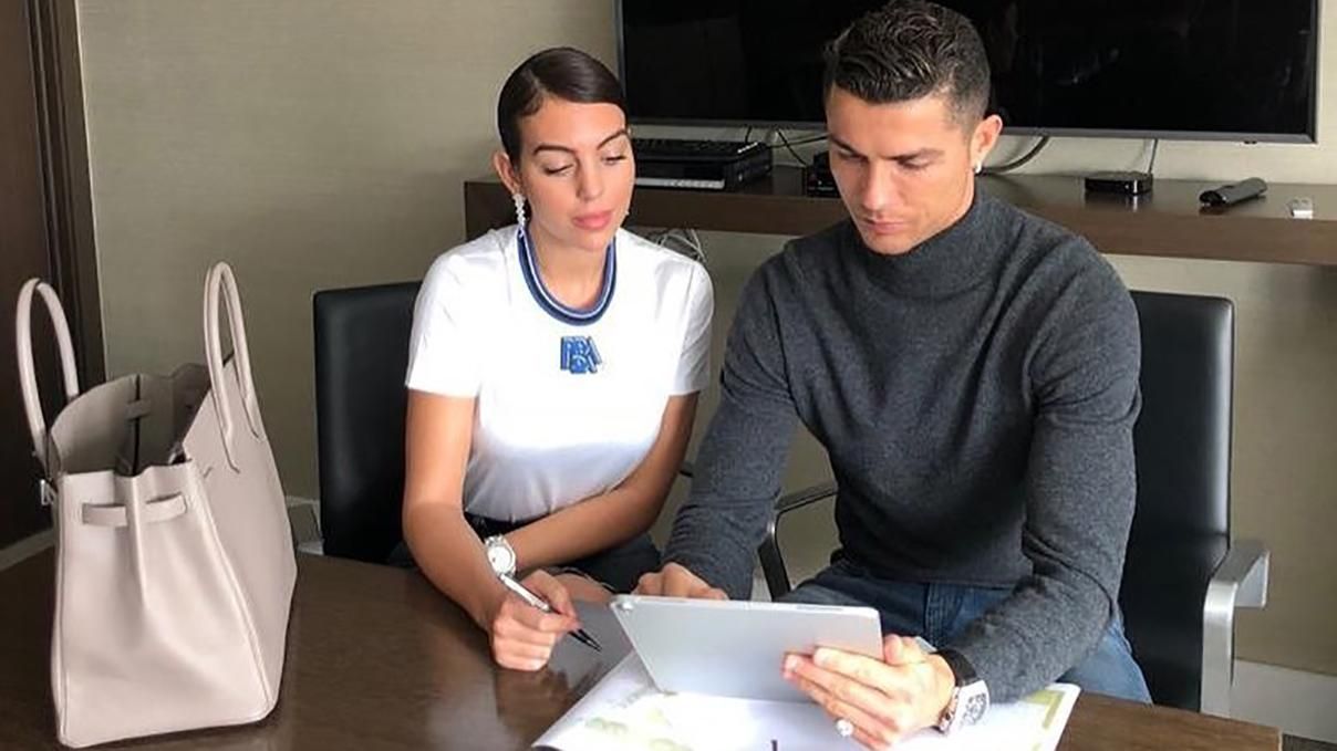 Кріштіану Роналду і його наречена відкривають клініку з пересадки волосся в Мадриді Кріштіану Роналду і його наречена відкривають клініку з пересадки волосся в Мадриді