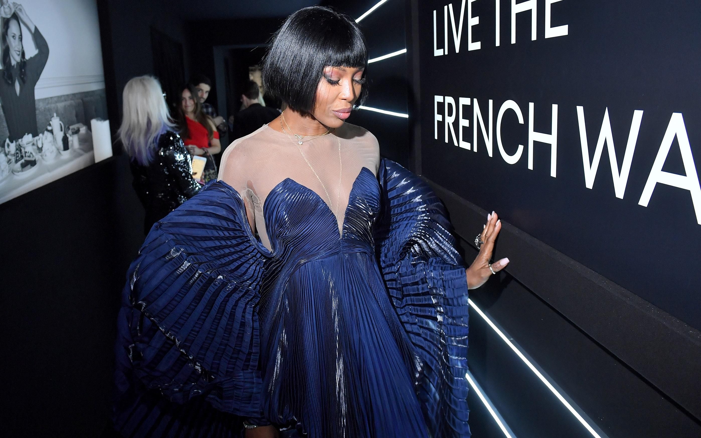 Жінка-метелик: Наомі Кемпбелл одягнула сукню з "крилами" для вечірки Жінка-метелик: Наомі Кемпбелл одягнула сукню з "крилами" для вечірки