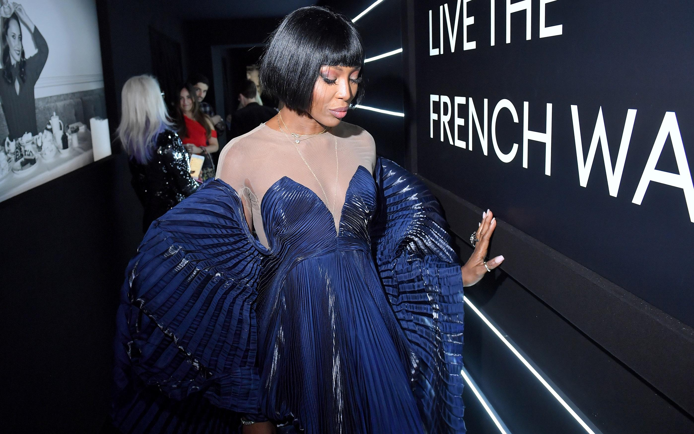 Женщина-бабочка: Наоми Кэмпбелл надела платье с "крыльями" для вечеринки