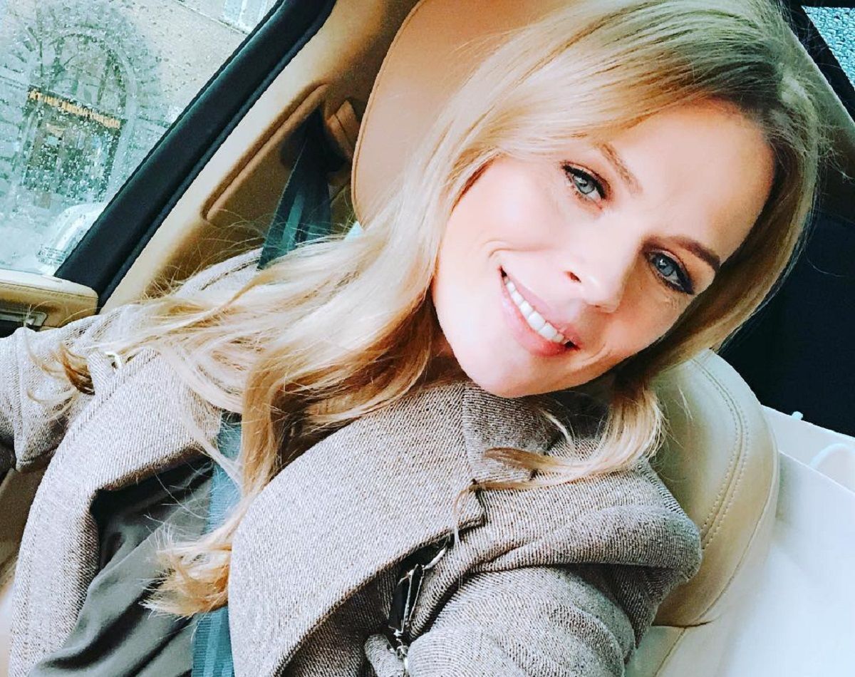 Стильна Оля Фреймут привітала шанувальників з весною: фото Стильна Оля Фреймут привітала шанувальників з весною: фото