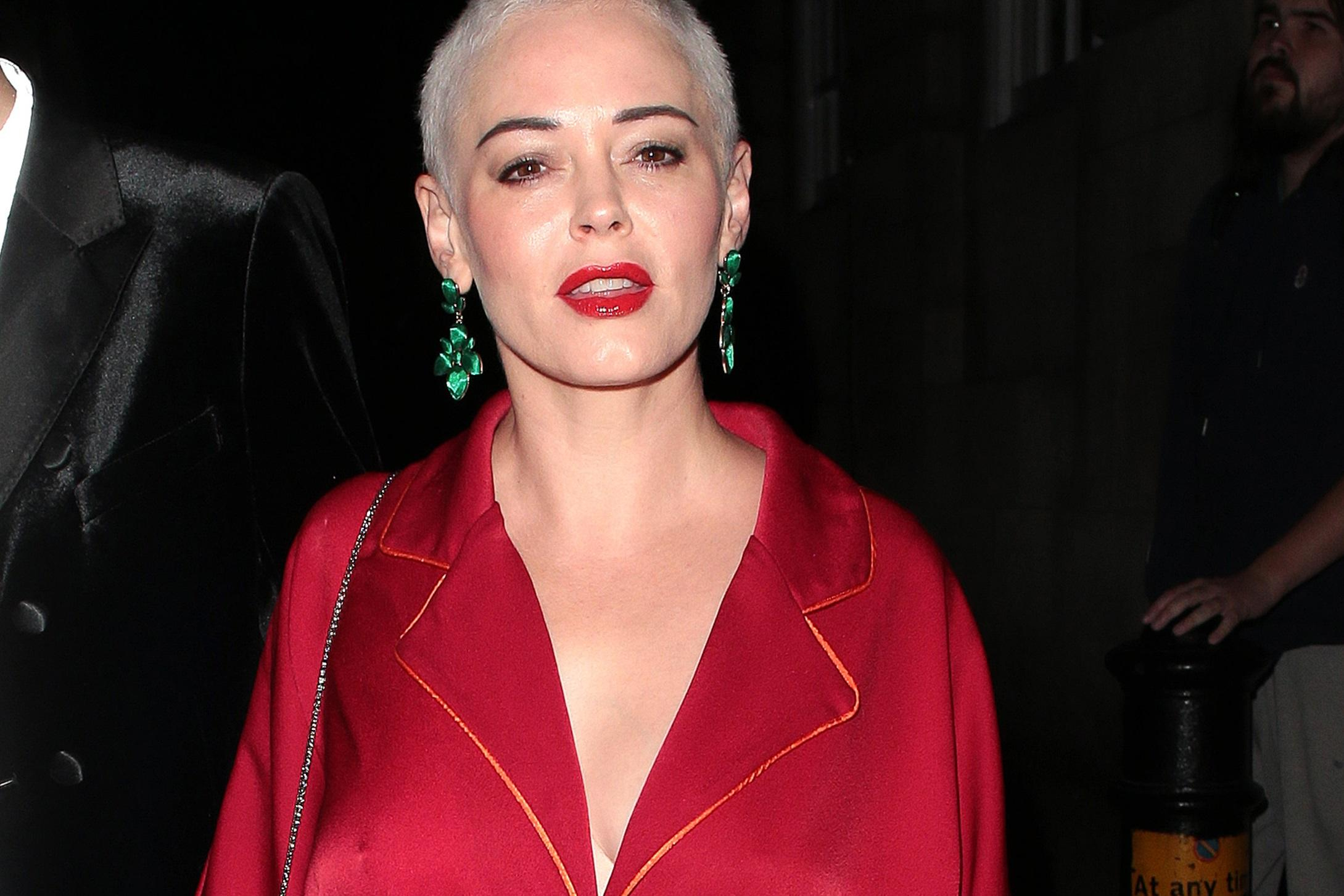 Звезда сериала "Все женщины – ведьмы" Роуз МакГоуэн сделала аборт: неожиданные подробности