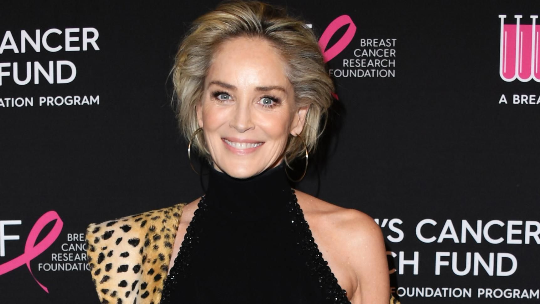 60-летняя Шэрон Стоун поразила раскованным фото в трендовом пальто 60-летняя Шэрон Стоун поразила раскованным фото в трендовом пальто