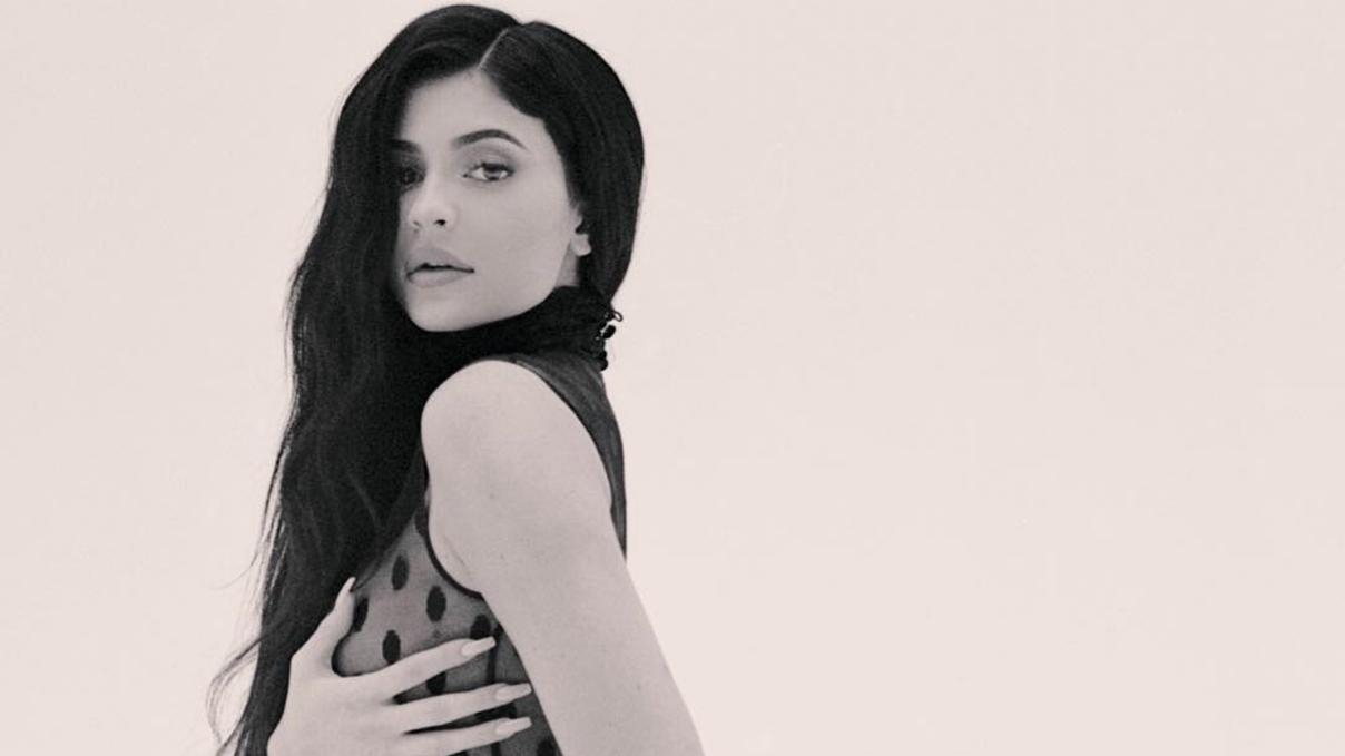 Прикрыла грудь руками: Кайли Дженнер снялась в обольстительной фотосессии