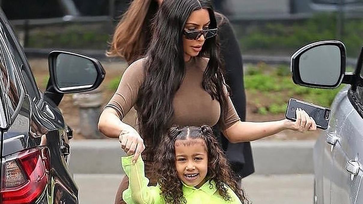 Ким Кардашян посетила церковную службу со своей дочкой Норт Уэст Ким Кардашян посетила церковную службу со своей дочкой Норт Уэст