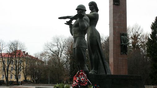 Во Львове снесли 30-метровый советский памятник: зрелищное видео