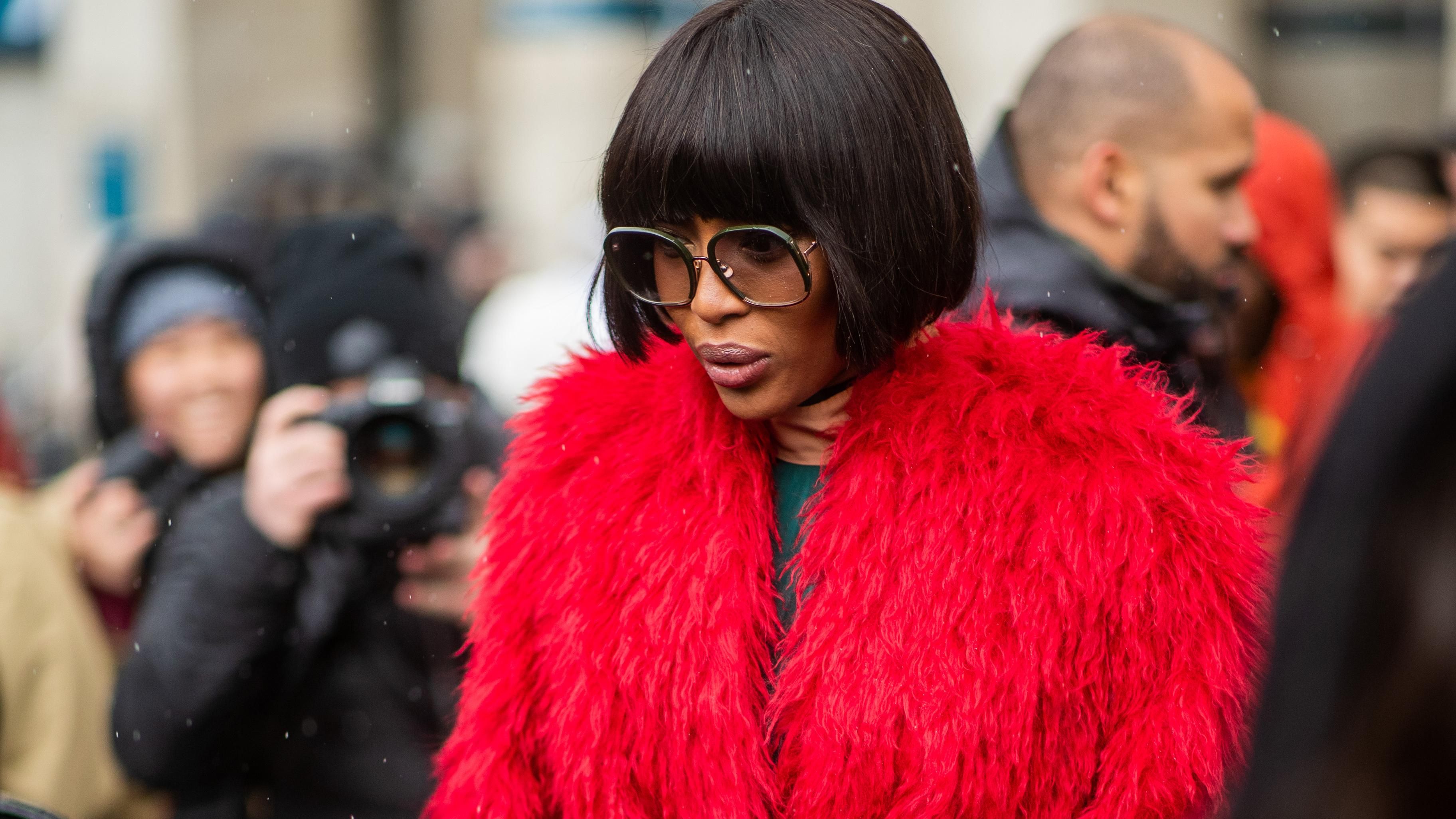 Наоми Кэмпбелл показывает, как носить яркую эко-шубу: стильные фото Наоми Кэмпбелл показывает, как носить яркую эко-шубу: стильные фото