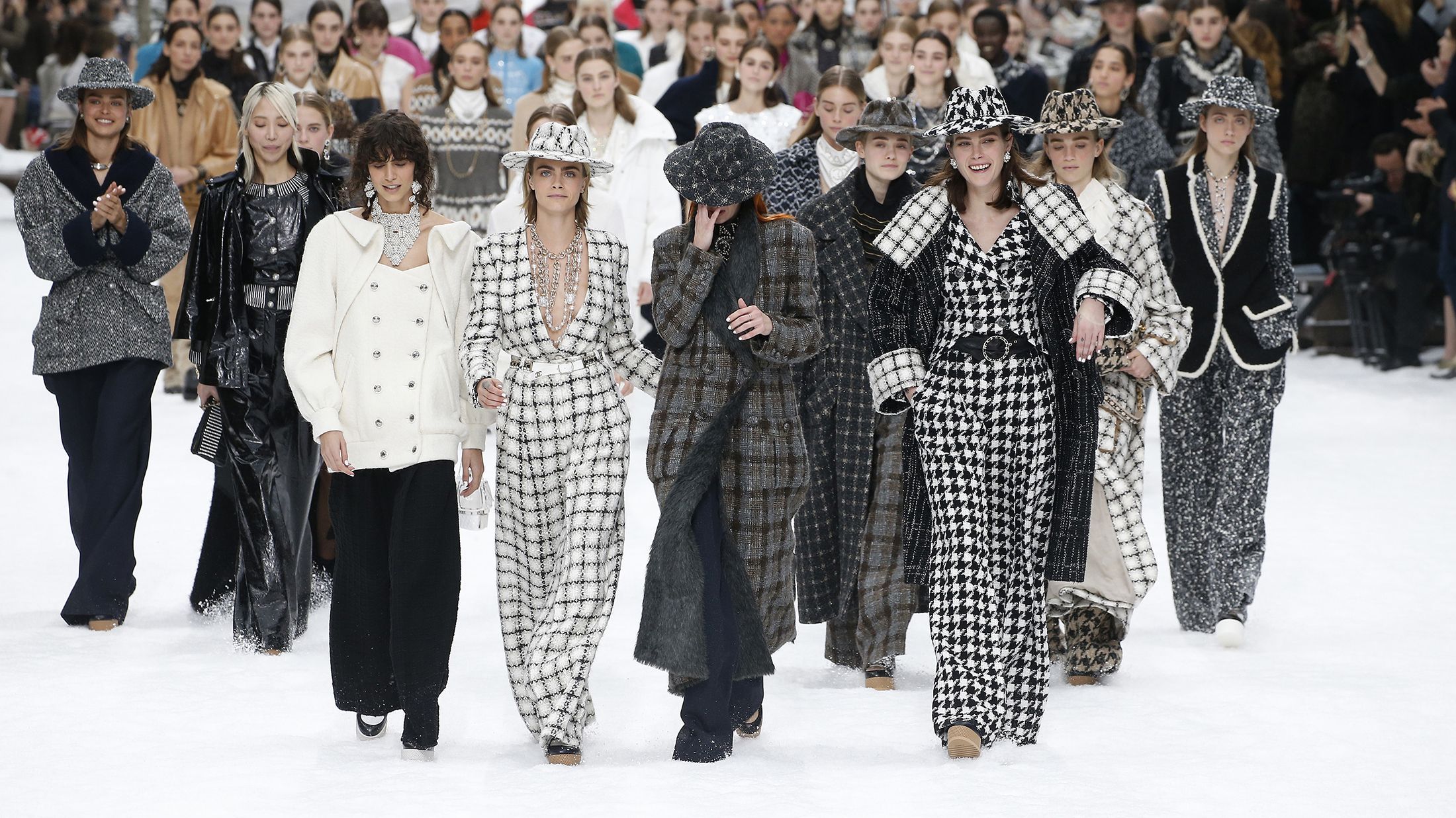 Вже без Лагерфельда: як відбувся грандіозний показ Chanel у Парижі