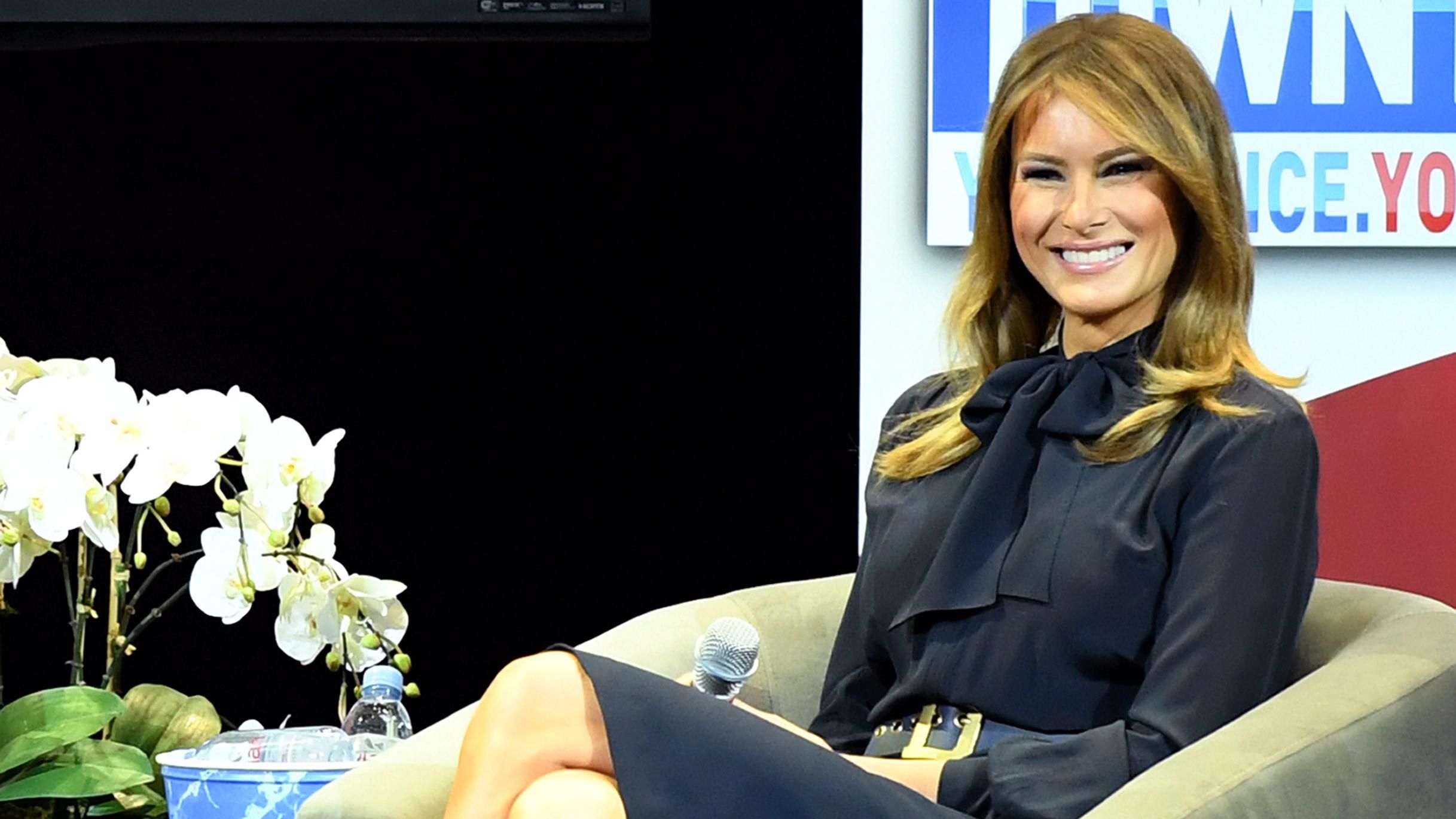 В блузе с бантом и юбке-карандаше: Мелания Трамп осуществила второй выход в городе Талса В блузе с бантом и юбке-карандаше: Мелания Трамп осуществила второй выход в городе Талса