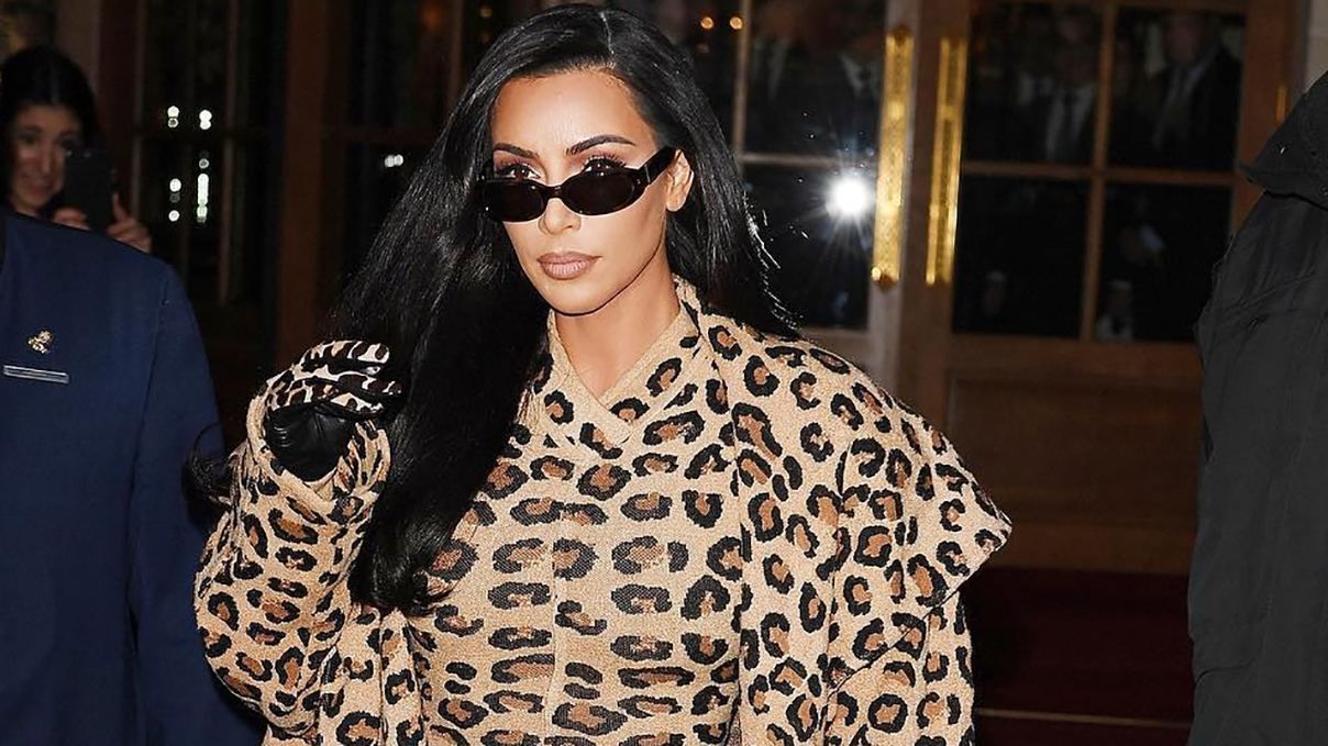 Кім Кардашян в леопардовому total look підкорює вулиці Парижа Кім Кардашян в леопардовому total look підкорює вулиці Парижа