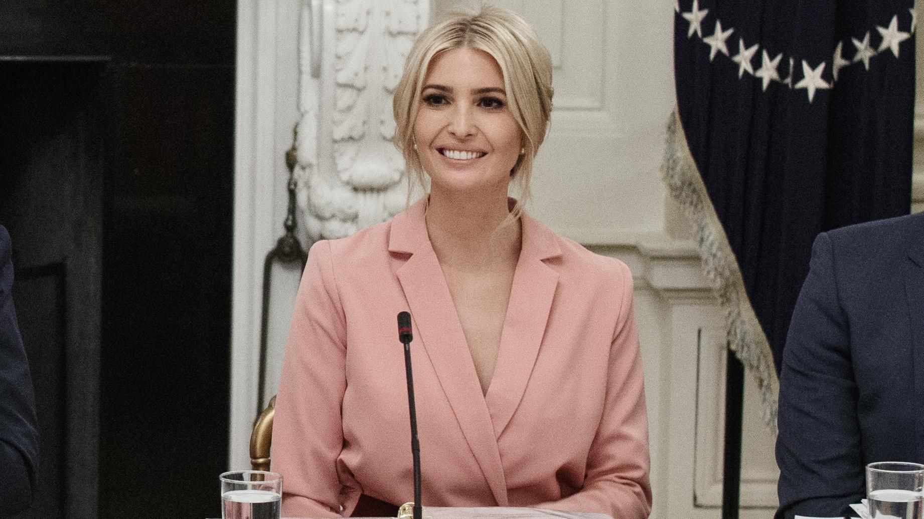 Иванка Трамп очаровала нежным образом на официальной встрече Иванка Трамп очаровала нежным образом на официальной встрече