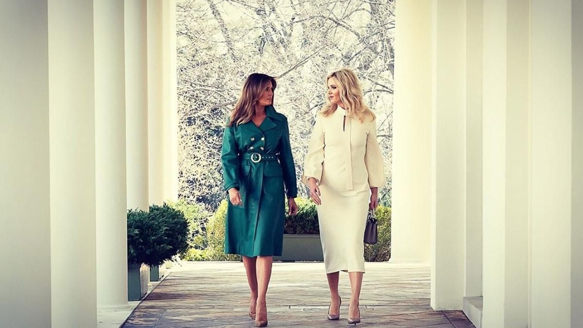 Мелания Трамп продемонстрировала стильный образ во время встречи с политиками Чехии: фото Мелания Трамп продемонстрировала стильный образ во время встречи с политиками Чехии: фото