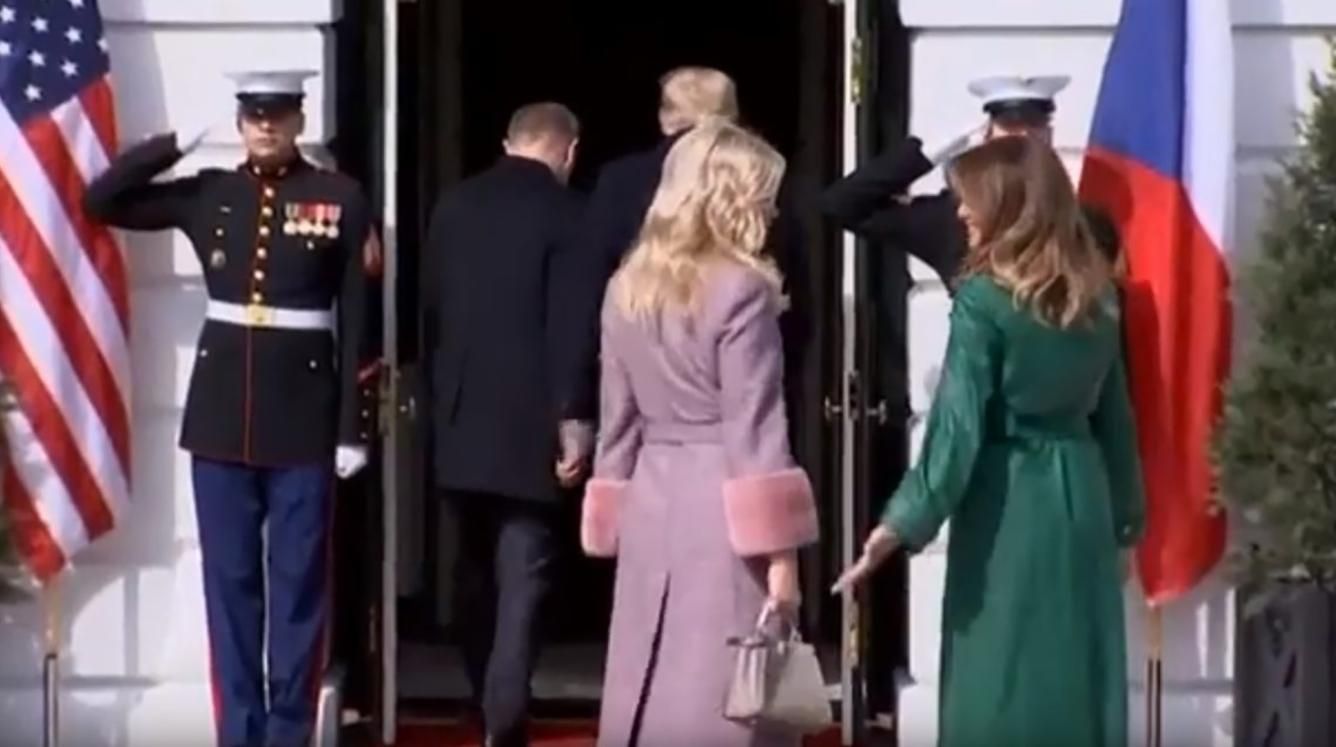 Трамп забыл свою жену на лестнице Белого дома: курьезное видео