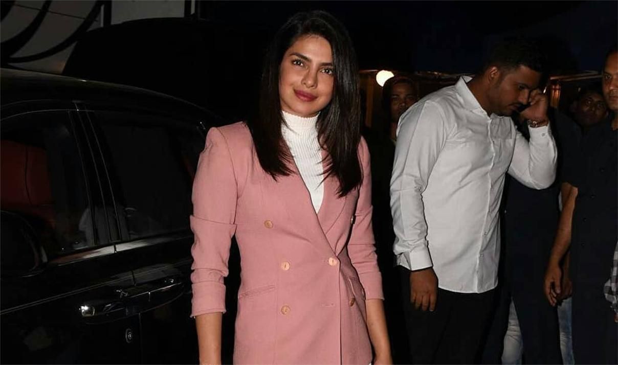Приянка Чопра очаровала стильным нарядом на кинофестивале в Мумбаи