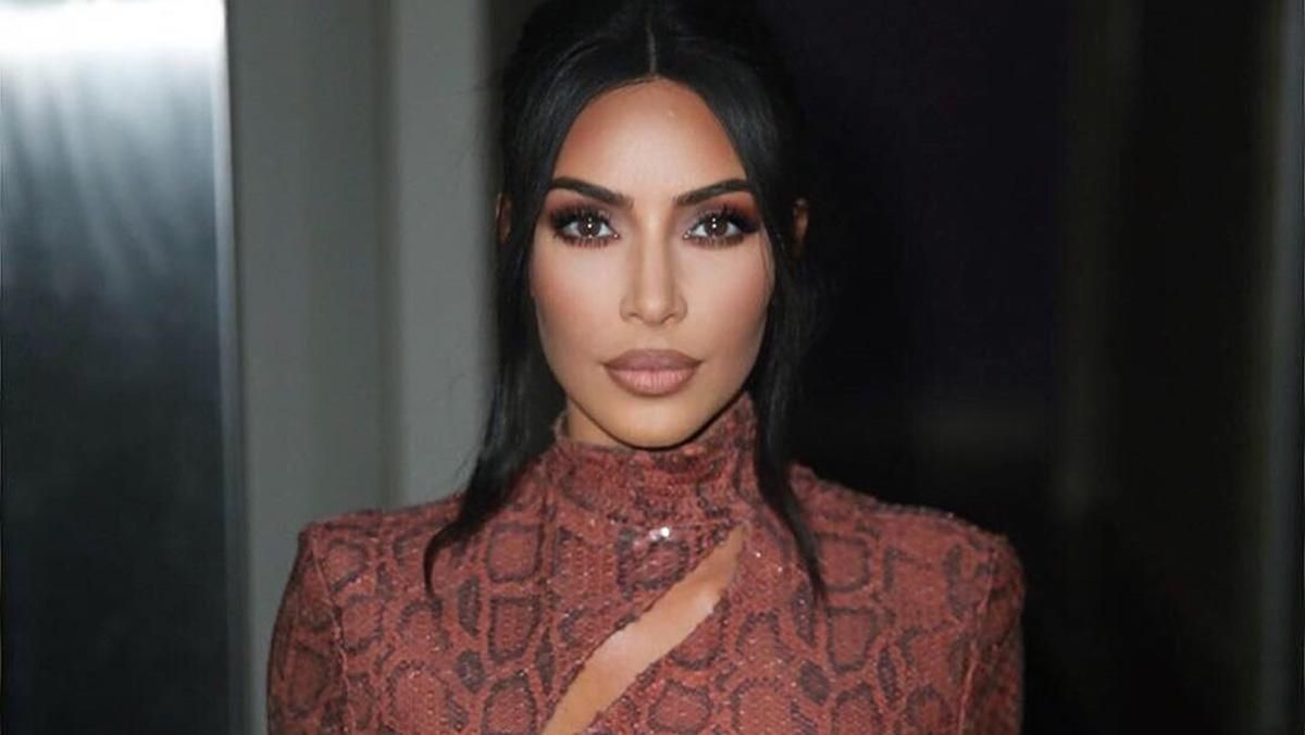 "Лицо псориаза": Ким Кардашян показала обострение своей болезни "Лицо псориаза": Ким Кардашян показала обострение своей болезни