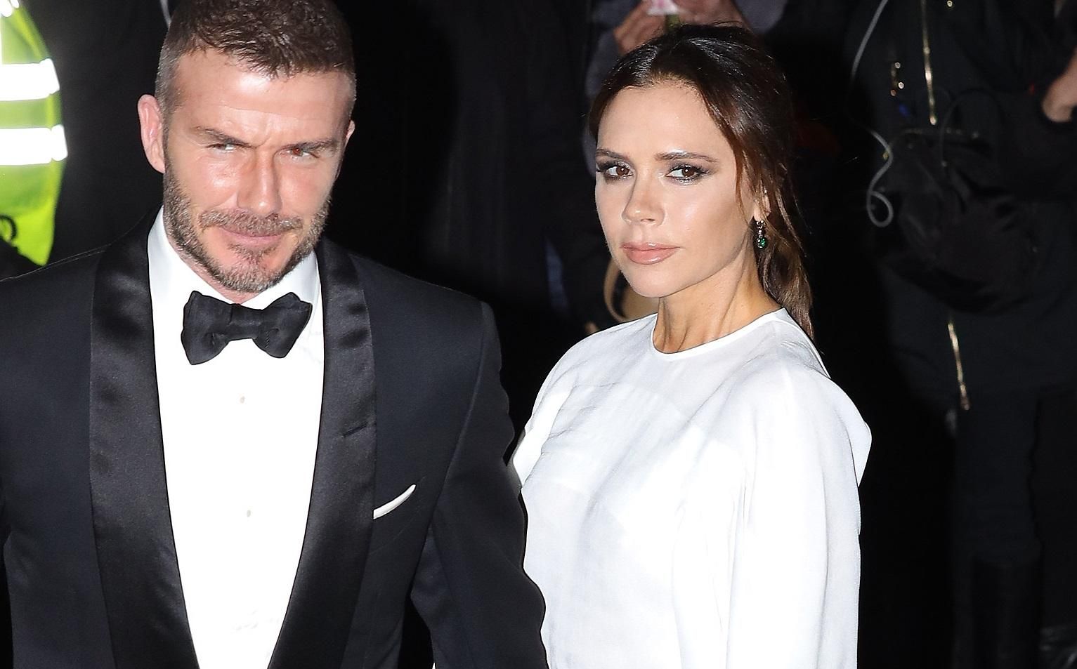 С акцентом на туфли: Виктория Бекхэм показала стильный образ на гала-вечере в Лондоне С акцентом на туфли: Виктория Бекхэм показала стильный образ на гала-вечере в Лондоне