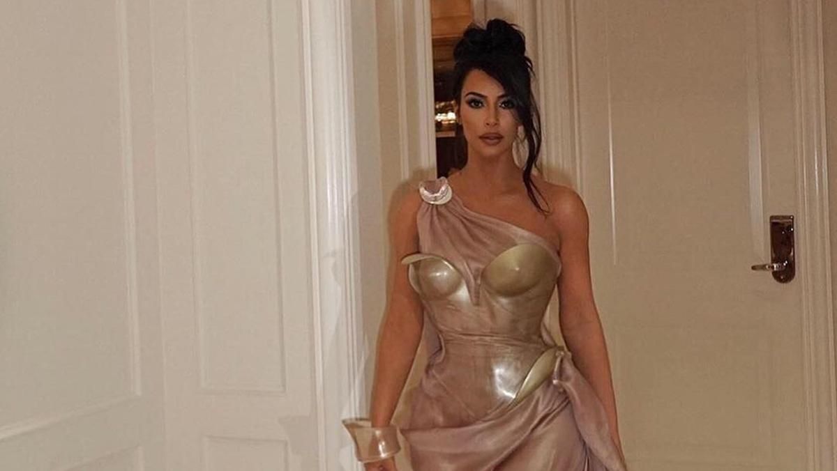 Кім Кардашян підкреслила пишні форми напівпрозорою сукнею: звабливі фото Кім Кардашян підкреслила пишні форми напівпрозорою сукнею: звабливі фото