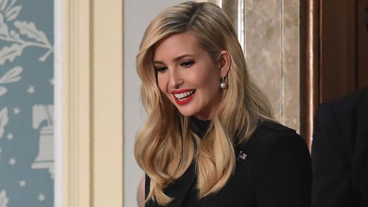 Иванка Трамп отправилась на семейный отдых в изысканном образе: фото Иванка Трамп отправилась на семейный отдых в изысканном образе: фото