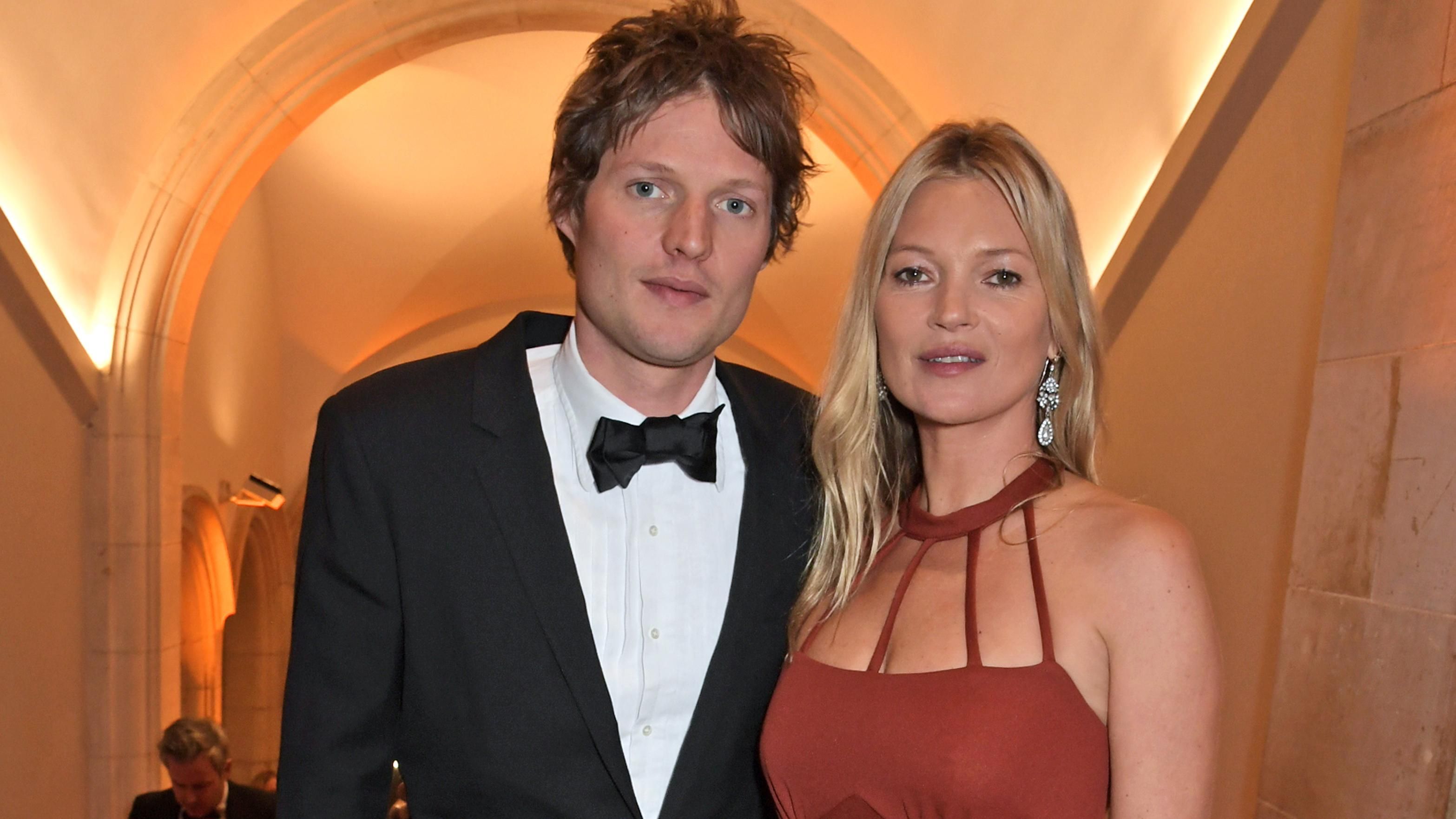 45-річна Кейт Мосс і її 30-річний бойфренд відвідали вечірку Кейт Міддлтон 45-річна Кейт Мосс і її 30-річний бойфренд відвідали вечірку Кейт Міддлтон