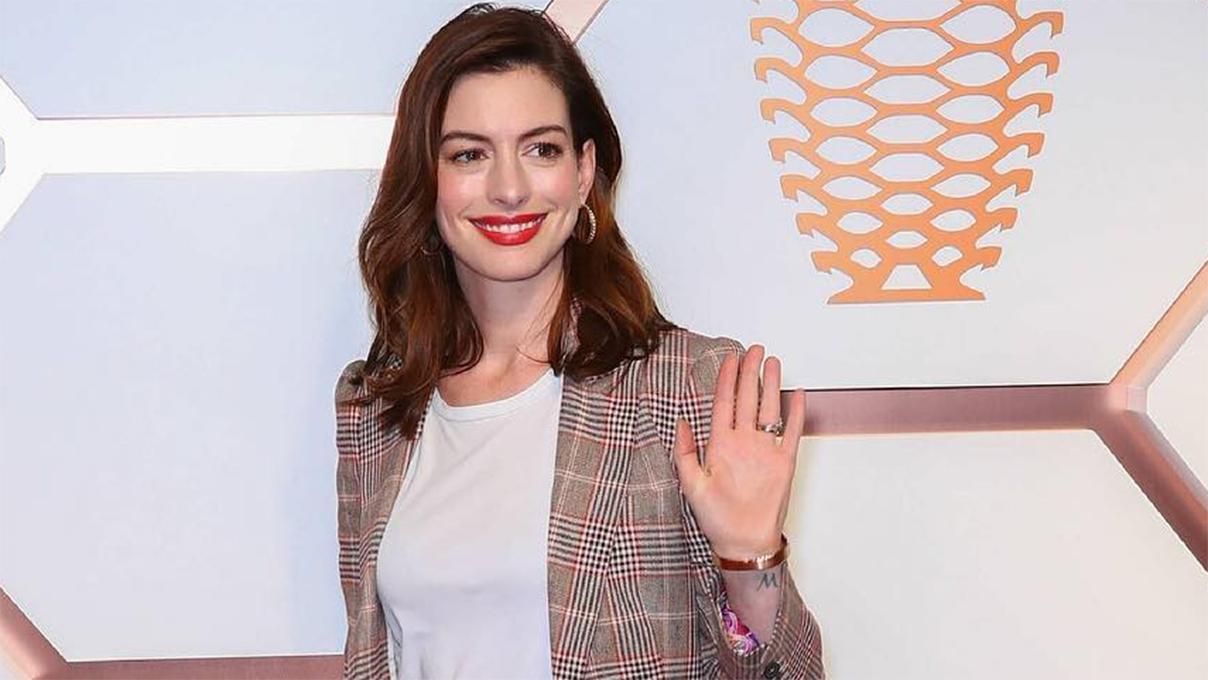 Трендовий піджак в клітинку і довга біла сукня: Енн Гетевей вразила стильним образом Трендовий піджак в клітинку і довга біла сукня: Енн Гетевей вразила стильним образом