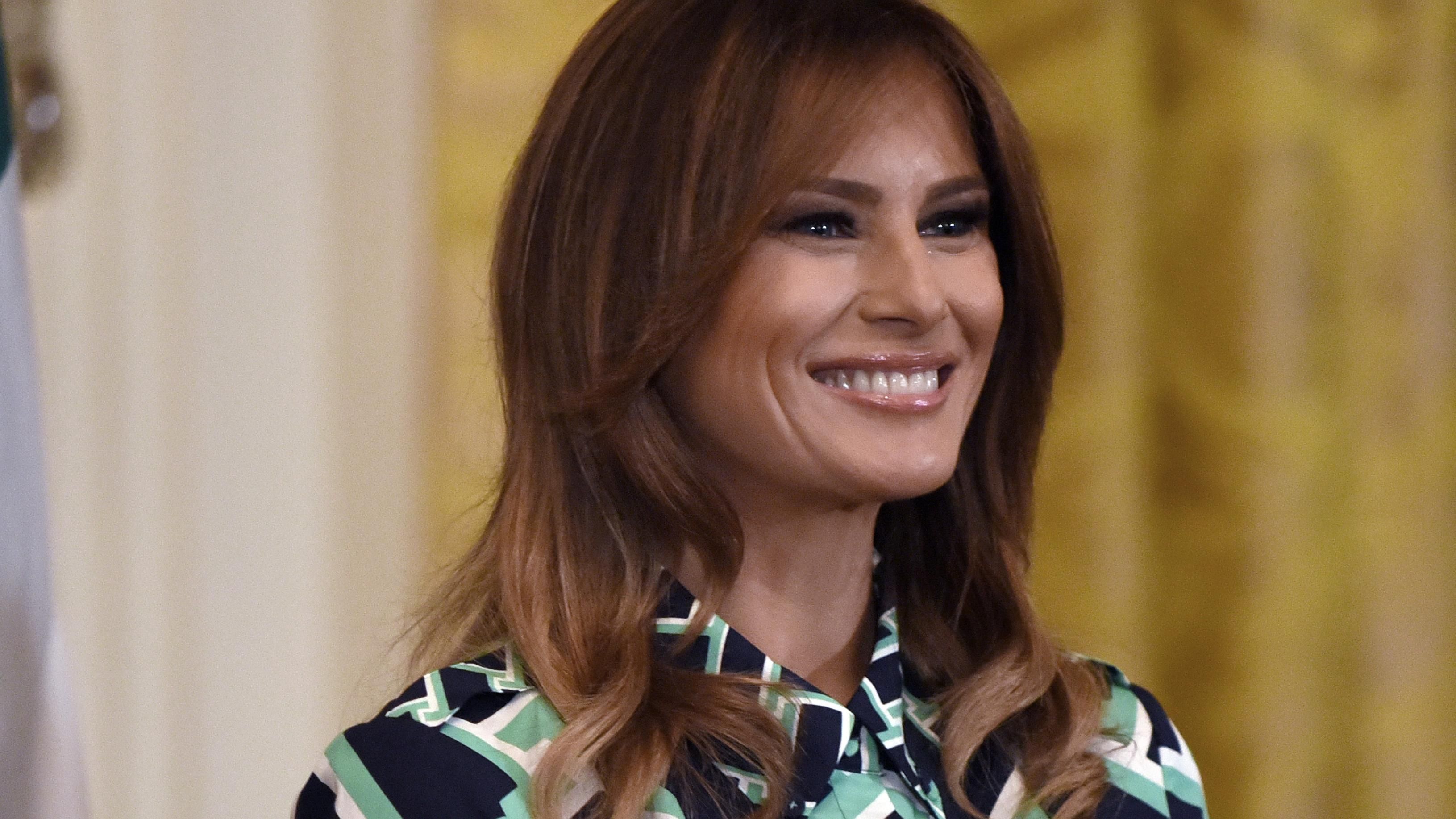 Цветное платье и идеальная укладка: Мелания Трамп очаровала стильным образом Цветное платье и идеальная укладка: Мелания Трамп очаровала стильным образом