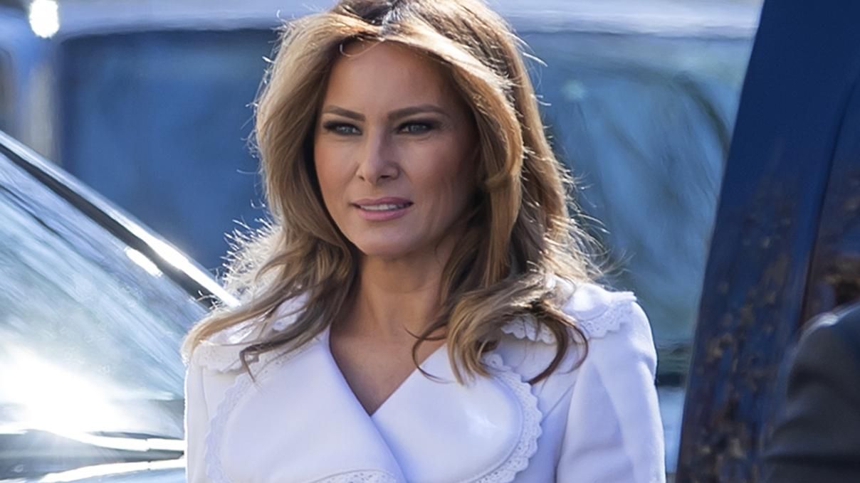 В белом платье-пальто и на высоких каблуках: как Мелания Трамп отмечала День святого Патрика В белом платье-пальто и на высоких каблуках: как Мелания Трамп отмечала День святого Патрика