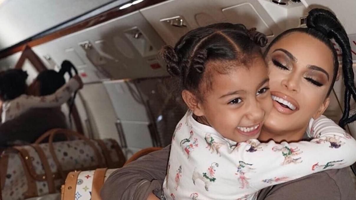 Ким Кардашян раскритиковали за черную помаду и платье в перьях ее 5-летней дочери Норт