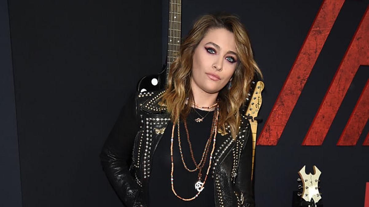 В кожаной куртке и брюках: первый публичный выход Пэрис Джексон после попытки суицида В кожаной куртке и брюках: первый публичный выход Пэрис Джексон после попытки суицида