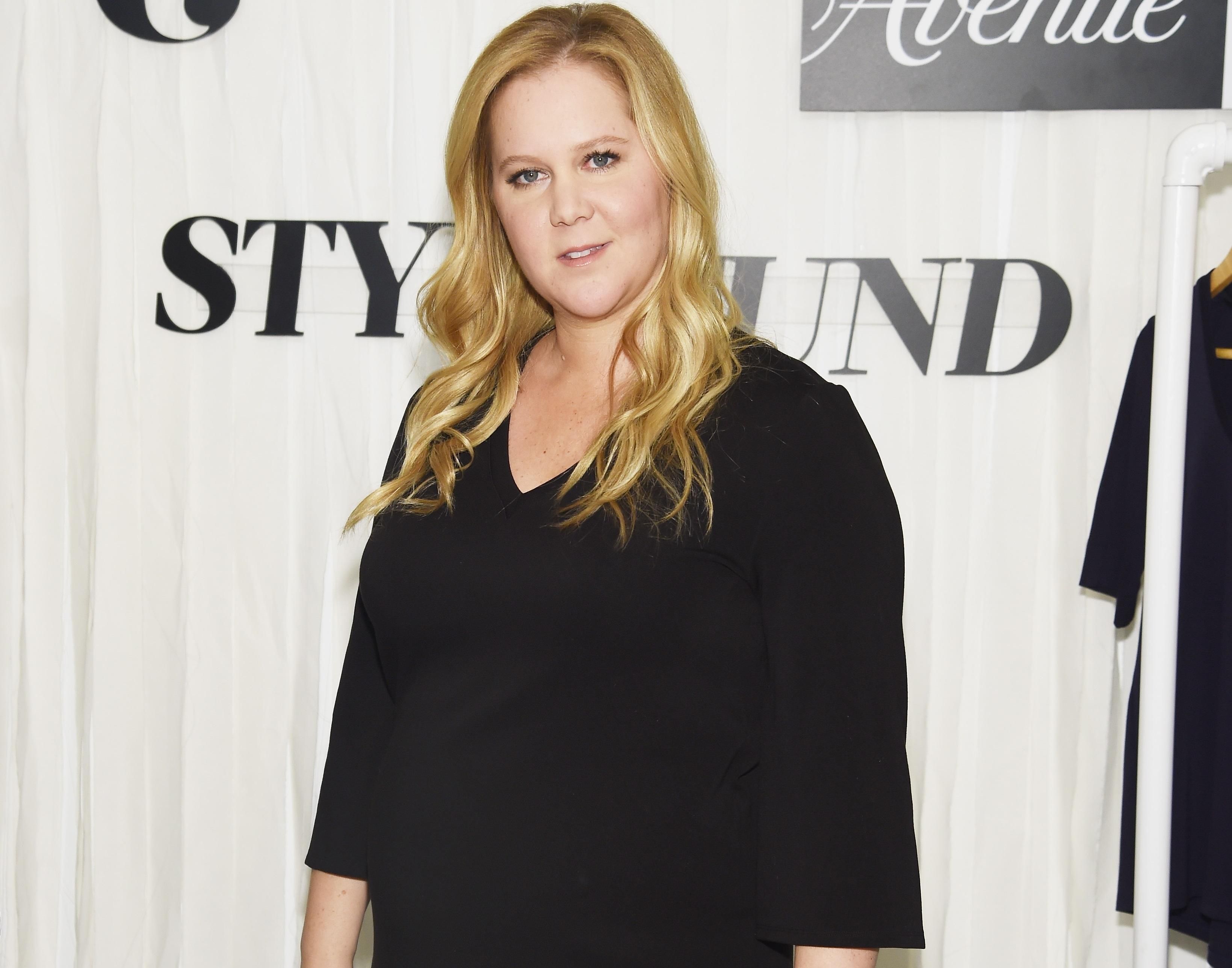 Вагітна Емі Шумер роздягнулася у парку: інтимні фото 18+ Вагітна Емі Шумер роздягнулася у парку: інтимні фото 18+