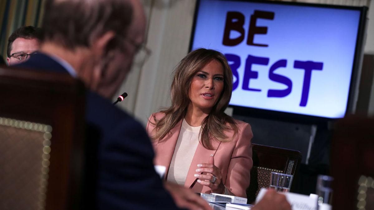 Мелания Трамп повторила свой прошлогодний образ: фотофакт Мелания Трамп повторила свой прошлогодний образ: фотофакт