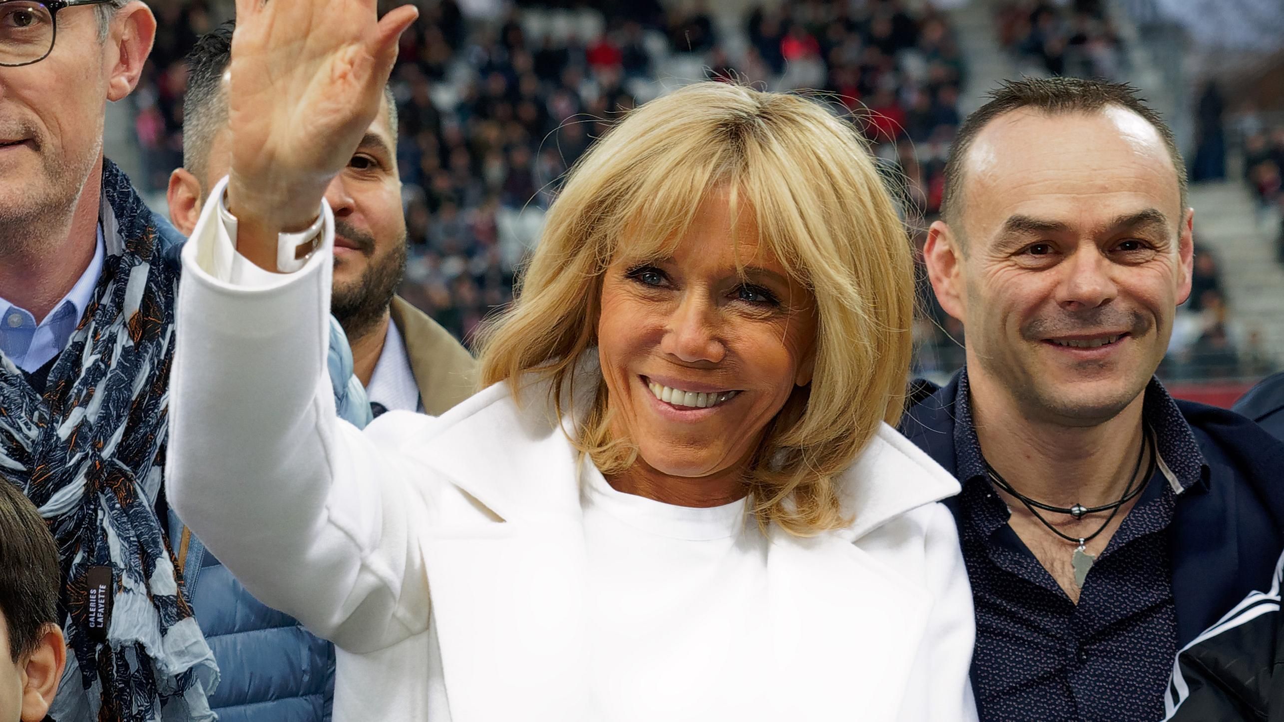 В кроссовках и белом пальто: Бриджит Макрон посетила футбольный матч В кроссовках и белом пальто: Бриджит Макрон посетила футбольный матч