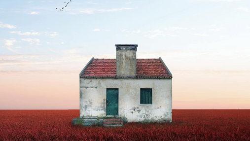 Одинокие дома: красивая скромность в коллажах португальского фотографа