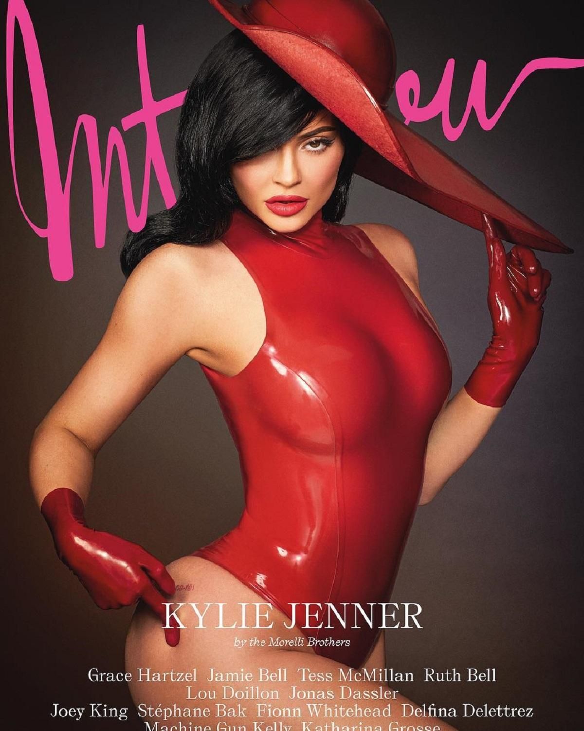 В красном латексе: Кайли Дженнер ошеломила манящим образом для глянца – фото В красном латексе: Кайли Дженнер ошеломила манящим образом для глянца – фото